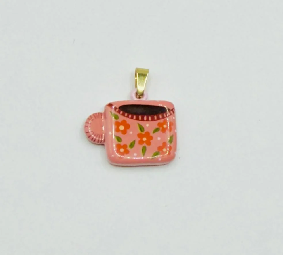 ☕ Ciondolo Dipinto Prezioso – Tazza Rosa